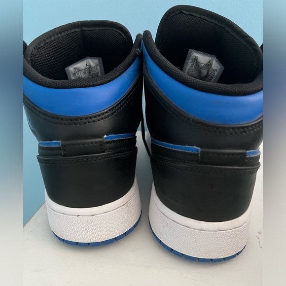 Air Jordan 1 Mid Size. 5Y - Picture 11 of 13